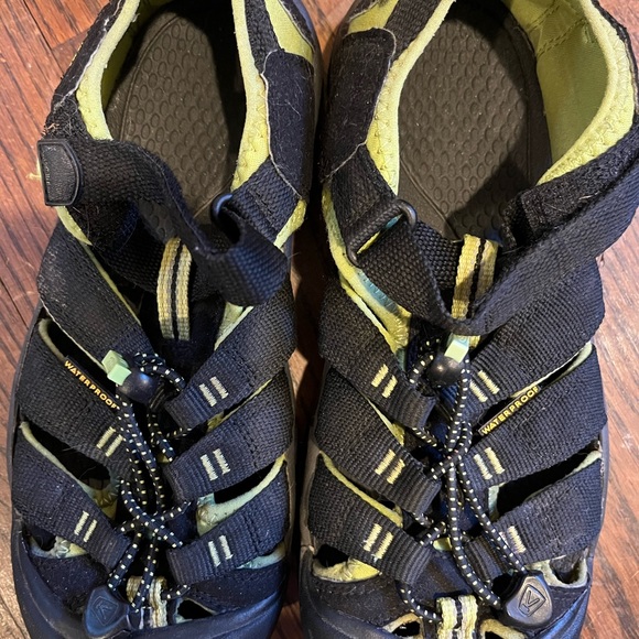 Keen. Big kids size 5. Water shoe. Hiking. - Picture 3 of 8